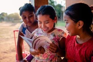 Crianças se emocionam com os livros que trazem, também, uma linguagem lúdica. (Foto: Luciano Justiniano)