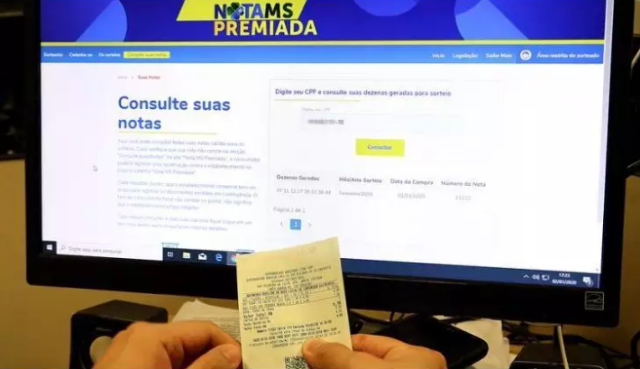 Ganhadores do 5&ordm; sorteio da Nota Premiada retiram pr&ecirc;mio de R$ 65 mil