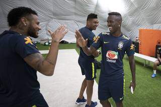 Vinicius Junior (à direita), de volta a seleção, cumprimenta Neymar (Foto: CBF)