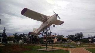 Monumento de avião na cidade, em homenagem a carreira como aviador do fundador. (Foto: Canal Rural)