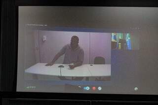 Miguel Arcanjo acompanha a sessão de julgamento por videoconferência (Foto: Marcos Maluf)