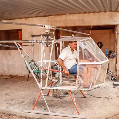 Audacioso, Elino construiu o próprio helicóptero que até "já saiu do chão"