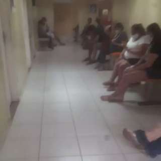 Pacientes esperam por mais de duas horas médico aparecer