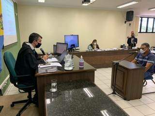 José Claudio Neres de Melo em frente ao juiz, durante o julgamento. (Foto: Divulgação)