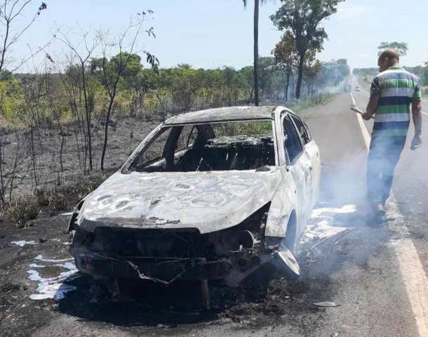 Cruze fica destru&iacute;do ap&oacute;s pegar fogo na BR-267