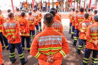 Cerimônia homenageou e agradeceu o empenho dos 89 bombeiros: 50 deles vindo do Distrito Federal. (Foto: Henrique Kawaminami)