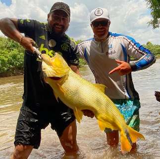 Comerciante da Capital pesca dourado "gigante" e garante que é o maior do Brasil