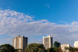 Campo Grande amanheceu com céu claro e algumas nuvens neste sábado (24). (Foto: Henrique Kawaminami)