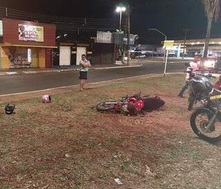 Moto conduzida por adolescente parou no canteiro da avenida após queda (Foto: Divulgação)