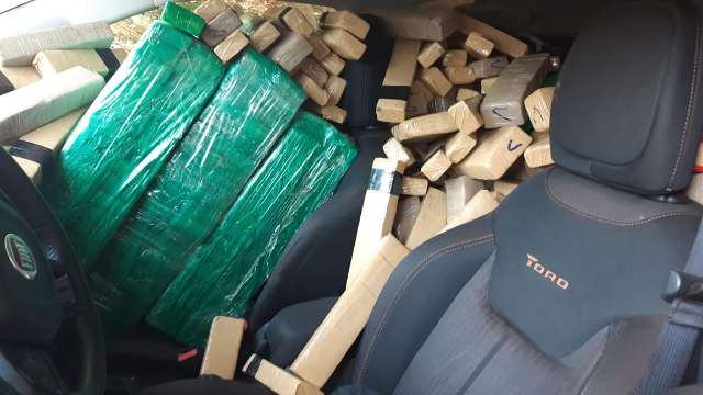 Na contram&atilde;o, traficante de 20 anos acaba preso com uma tonelada de maconha