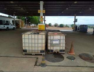 Caixas plásticas onde estavam armezados o óleo diesel (Foto: Divulgação)
