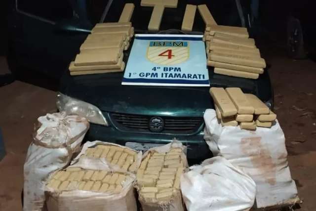 Motorista foge de abordagem policial e deixa para tr&aacute;s meia tonelada de maconha