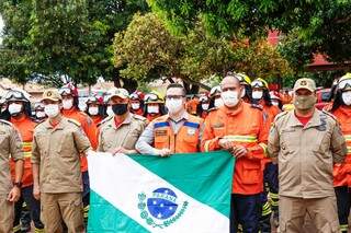 E mais 39 militares que vieram do Corpo de Bombeiros do Paraná. (Foto: Henrique Kawaminami)