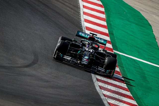 Hamilton garante pole position na &uacute;ltima volta do treino em Portugal