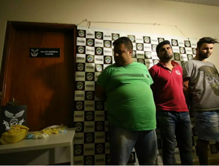 Na época em que Emerson de Lima, vulgo “Cabeçudo” (de camisa cinza) foi preso com os dois comparsas. (Foto: arquivo / Campo Grande News)