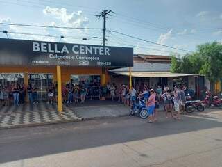 Pessoas concetradas em frente ao comércio para homenagem (Foto: Fabiana Camargo)