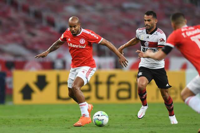 Flamengo arranca empate no fim com o Inter e mant&eacute;m briga acirrada pela lideran&ccedil;