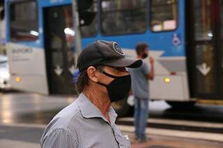 Idoso anda pelo Centro da Capital com máscara de proteção (Foto: Paulo Francis)