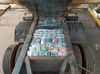 Compartimento de bitrem escondia mais de 440 kg de cocaína na fronteira (Foto: PRF/Divulgação)