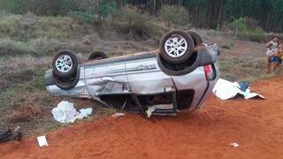 Carro capota, condutor morre e 3 pessoas ficam feridas Carro capota, condutor morre e 3 pessoas ficam feridas