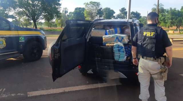 Dupla tenta atropelar policiais e acaba presa com quase 1 tonelada de maconha