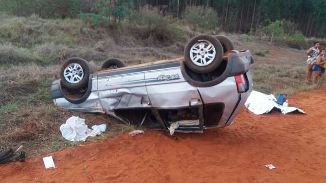 Carro capota, condutor morre e 3 pessoas ficam feridas