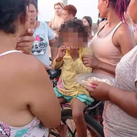 Crian&ccedil;a de 3 anos some, assusta vizinhos e &eacute; achada dentro de carro