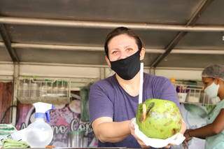 Quem vende &aacute;gua de coco tem &quot;respiro&quot; com fluxo no Parque das Na&ccedil;&otilde;es Ind&iacute;genas