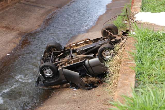 Em persegui&ccedil;&atilde;o, caminhonete cai em c&oacute;rrego e motorista morre com cinco tiros 