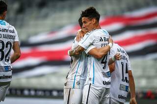 Gr&ecirc;mio usa time misto e vence o Athletico-PR na Arena da Baixada