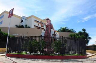Estátua da deusa Themis em frente ao Fórum de Campo Grande. (Foto: Paulo Francis | Arquivo)