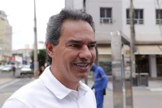 Prefeito Marquinhos Trad (PSD), candidato à reelieção, durante agenda na área central (Foto: Kisie Ainoã/Arquivo)