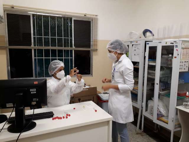 Volunt&aacute;rios s&atilde;o vacinados e tomam 2&ordf; dose da Coronavac daqui duas semanas 