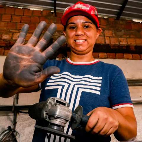 Regiane deixou manicure para ser feliz no calor e sujeira de uma solda