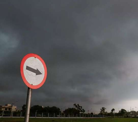 Manh&atilde; vira noite em Campo Grande e refor&ccedil;a alerta de temporal nesta segunda