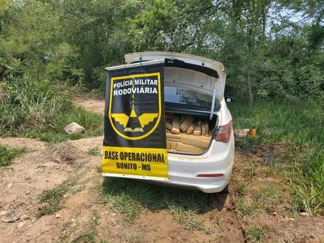 Traficante abandona carro com 746 quilos de maconha &agrave; margem de estrada vicinal 