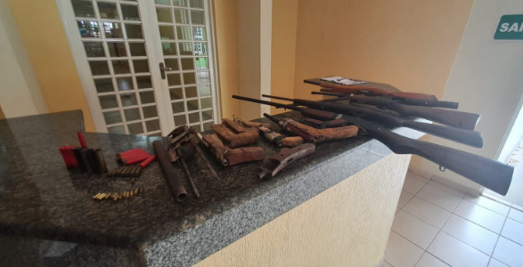 Morador de 77 anos &eacute; preso em oficina clandestina de armas