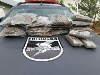 Droga encontrada no veículo que seria levado para Minas Gerais. (Foto: Divulgação | PM)