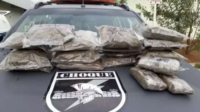 Irm&atilde;o de detento contrata guincho para levar carro com droga e &eacute; preso