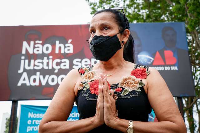 Fam&iacute;lia de PM morto se re&uacute;ne na OAB e pede que advogado tenha carteira cassada