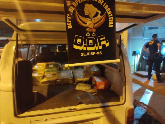 Tr&ecirc;s s&atilde;o presos com Kombi carregada com 1 tonelada de maconha