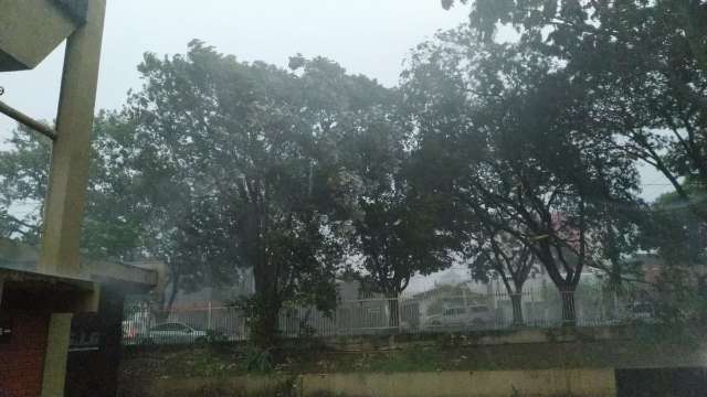 Manh&atilde; &eacute; de chuva forte, trovoadas e vento em Dourados