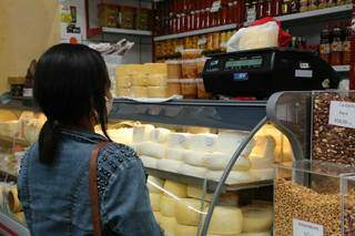Cliente observa preço do queijo na Capital (Foto: Kísie Ainoã)