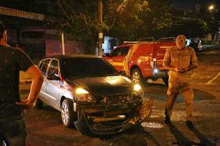V&iacute;deo: motorista invade preferencial, &eacute; atingida e carro capota