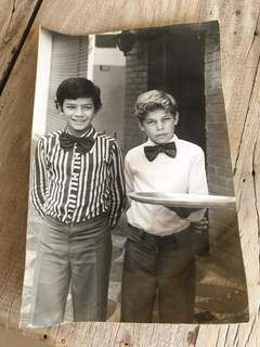 Dois dos garçons que trabalhavam na cantina. Foto é guardada pelos donos.