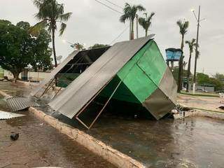 Trailler derrubado pelas fortes chuvas em Nioaque. (Foto: Direto das Ruas)