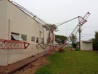 Em Rio Brilhante a torre de comunicação de uma rádio veio abaixo com o temporal. (Foto: Maikon Leal | Rio Brilhante em Tempo Real)