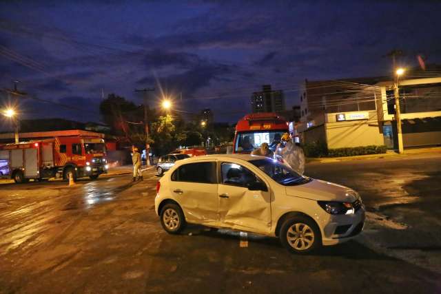 V&iacute;deo: motorista invade preferencial, &eacute; atingida e carro capota