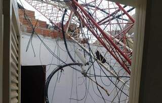 Torre de rádio FM caiu sobre o prédio da emissora em Rio Brilhante (Foto: Direto das Ruas)