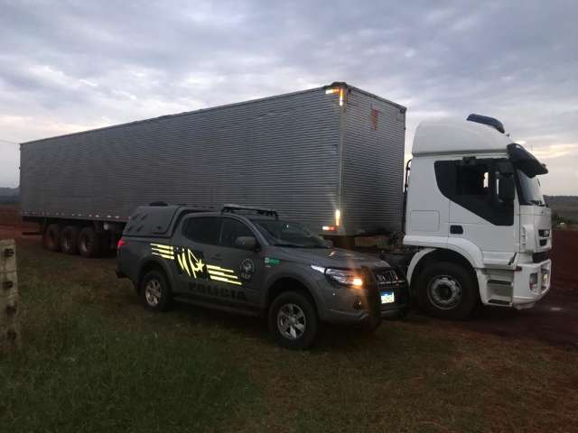 Caminh&atilde;o carregado de cigarros paraguaios &eacute; apreendido em estrada vicinal